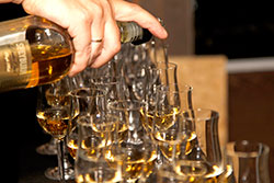 Bild: Whisky Tasting in der englischen Tafelrunde -entfällt-
